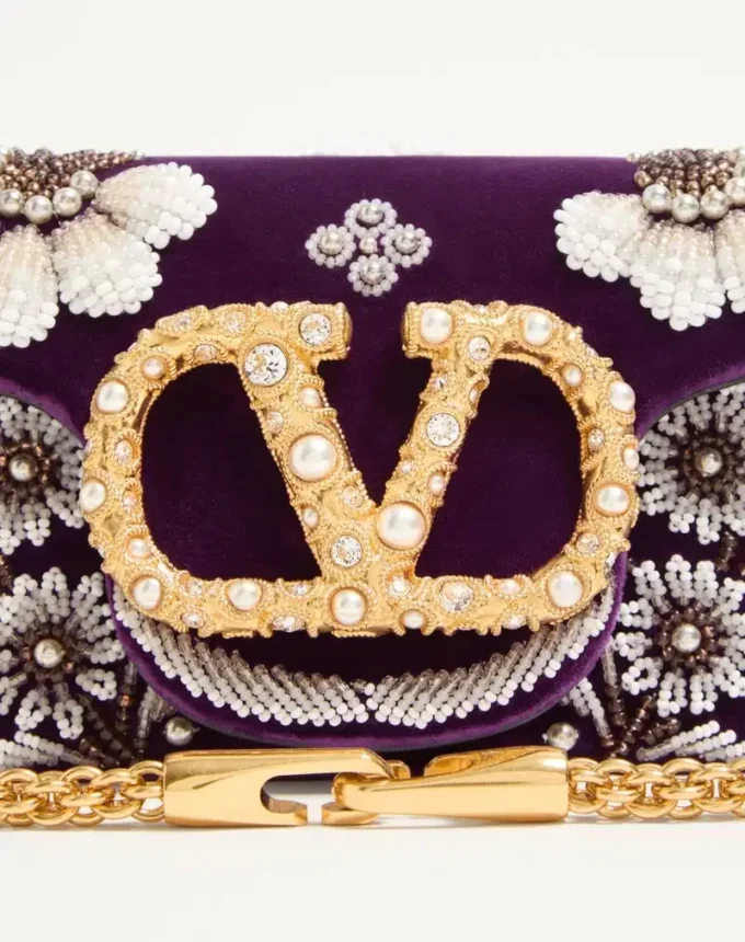 Geantă mică de umăr Valentino Garavani Locò brodată cu logo-ul Jewel Geantă mică de umăr Valentino Garavani Locò brodată cu logo-ul Jewel