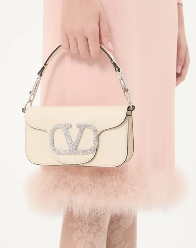 Geantă mică de umăr Valentino Garavani Locò cu logo bijuterie Geantă mică de umăr Valentino Garavani Locò cu logo bijuterie