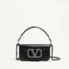 Geantă mică de umăr Valentino Garavani Locò cu logo bijuterie Geantă mică de umăr Valentino Garavani Locò cu logo bijuterie