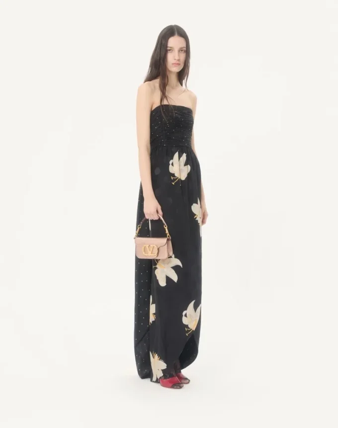 Geantă mică de umăr Valentino Garavani Locò din piele de vițel laminată cu logo bijuterie Geantă mică de umăr Valentino Garavani Locò din piele de vițel laminată cu logo bijuterie