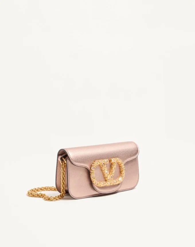 Geantă mică de umăr Valentino Garavani Locò din piele de vițel laminată cu logo bijuterie Geantă mică de umăr Valentino Garavani Locò din piele de vițel laminată cu logo bijuterie