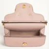 Geantă mică de umăr Valentino Garavani Locò din piele de vițel laminată cu logo bijuterie Geantă mică de umăr Valentino Garavani Locò din piele de vițel laminată cu logo bijuterie