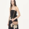 Geantă mică de umăr Valentino Garavani Locò din piele de vițel laminată cu logo bijuterie Geantă mică de umăr Valentino Garavani Locò din piele de vițel laminată cu logo bijuterie