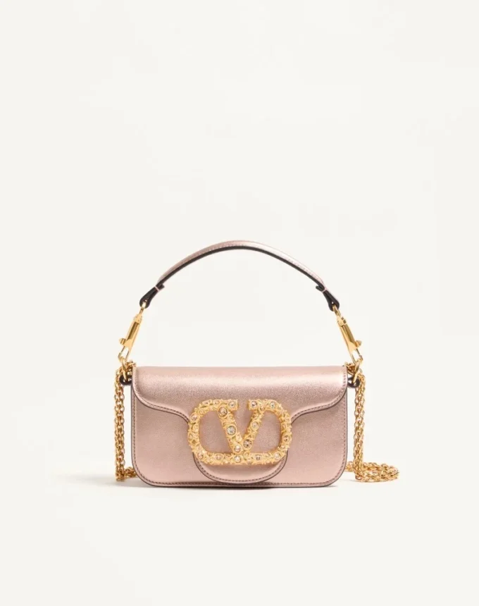 Geantă mică de umăr Valentino Garavani Locò din piele de vițel laminată cu logo bijuterie Geantă mică de umăr Valentino Garavani Locò din piele de vițel laminată cu logo bijuterie
