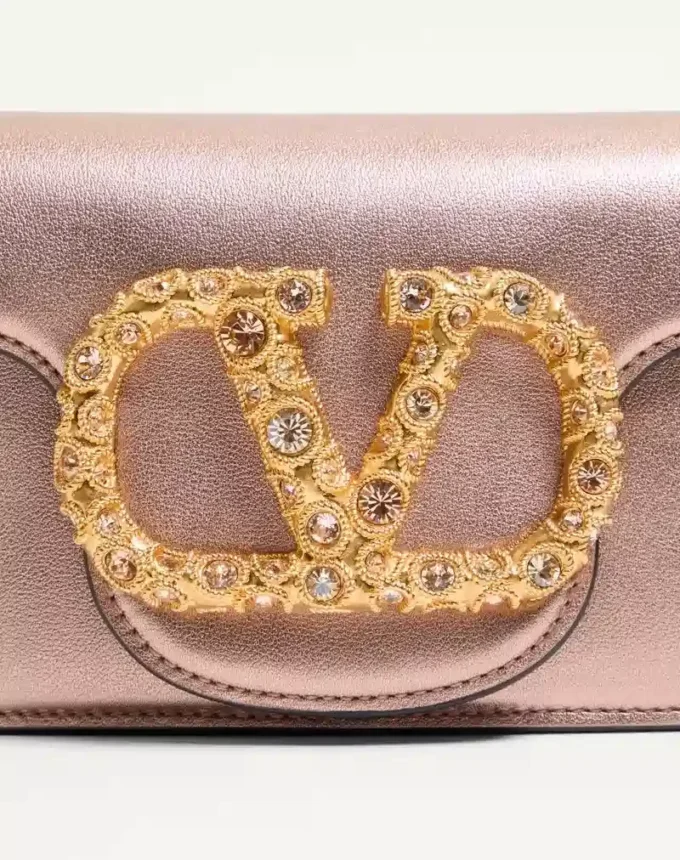 Geantă mică de umăr Valentino Garavani Locò din piele de vițel laminată cu logo bijuterie Geantă mică de umăr Valentino Garavani Locò din piele de vițel laminată cu logo bijuterie