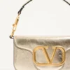 Geantă mică de umăr Valentino Garavani Locò din piele de vițel metalizată Geantă mică de umăr Valentino Garavani Locò din piele de vițel metalizată