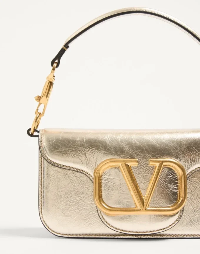 Geantă mică de umăr Valentino Garavani Locò din piele de vițel metalizată Geantă mică de umăr Valentino Garavani Locò din piele de vițel metalizată