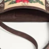 Geantă mică de umăr Valentino Garavani Nellcôte din rafie jacquard cu model Cherryfic Geantă mică de umăr Valentino Garavani Nellcôte din rafie jacquard cu model Cherryfic