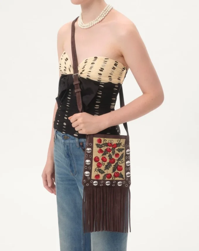 Geantă mică de umăr Valentino Garavani Nellcôte din rafie jacquard cu model Cherryfic Geantă mică de umăr Valentino Garavani Nellcôte din rafie jacquard cu model Cherryfic