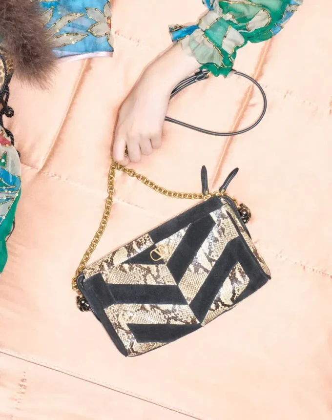 Geantă mică de umăr Valentino Garavani Panthea din piele de piton și piele întoarsă cu model chevron Geantă mică de umăr Valentino Garavani Panthea din piele de piton și piele întoarsă cu model chevron