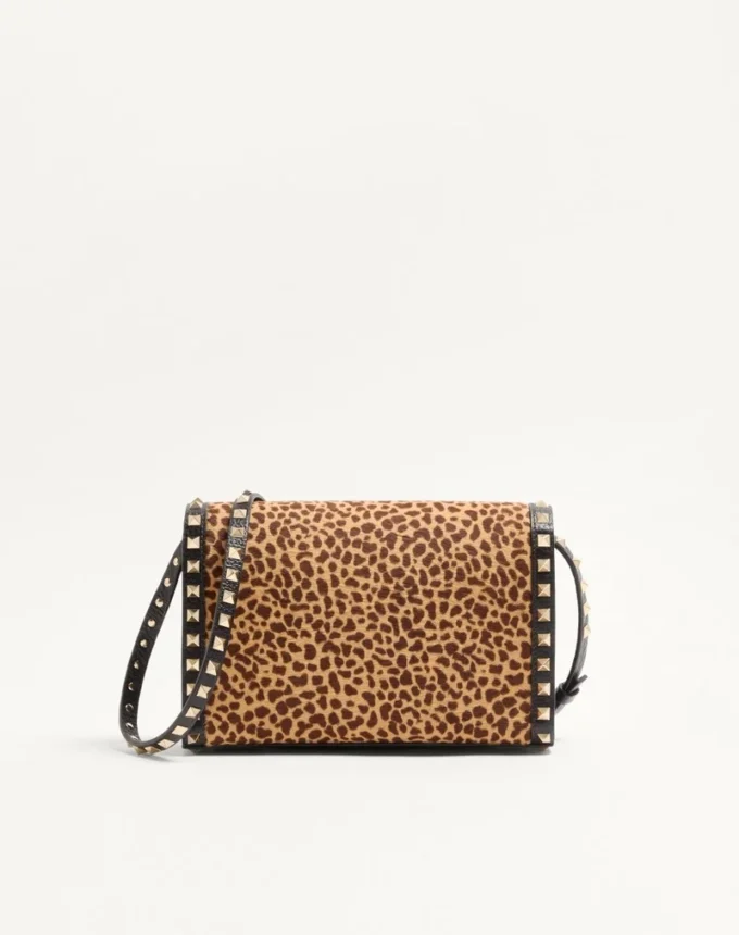 Geantă mică de umăr Valentino Garavani Rockstud din piele de vițel cu efect de ponei și imprimeu animalier Geantă mică de umăr Valentino Garavani Rockstud din piele de vițel cu efect de ponei și imprimeu animalier