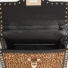 Geantă mică de umăr Valentino Garavani Rockstud din piele de vițel cu efect de ponei și imprimeu animalier Geantă mică de umăr Valentino Garavani Rockstud din piele de vițel cu efect de ponei și imprimeu animalier