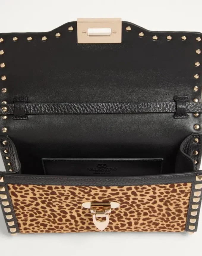 Geantă mică de umăr Valentino Garavani Rockstud din piele de vițel cu efect de ponei și imprimeu animalier Geantă mică de umăr Valentino Garavani Rockstud din piele de vițel cu efect de ponei și imprimeu animalier
