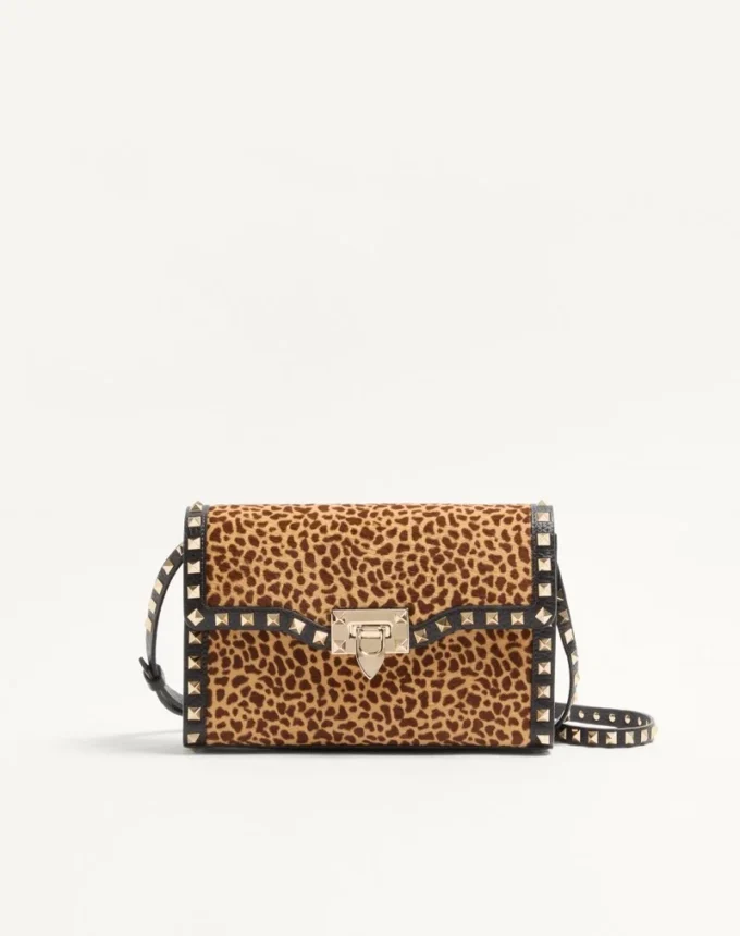 Geantă mică de umăr Valentino Garavani Rockstud din piele de vițel cu efect de ponei și imprimeu animalier Geantă mică de umăr Valentino Garavani Rockstud din piele de vițel cu efect de ponei și imprimeu animalier