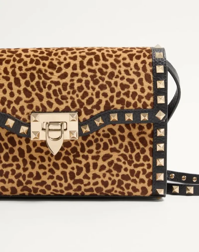 Geantă mică de umăr Valentino Garavani Rockstud din piele de vițel cu efect de ponei și imprimeu animalier Geantă mică de umăr Valentino Garavani Rockstud din piele de vițel cu efect de ponei și imprimeu animalier
