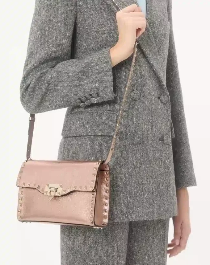 Geantă mică de umăr Valentino Garavani Rockstud din piele de vițel granulată laminată Geantă mică de umăr Valentino Garavani Rockstud din piele de vițel granulată laminată