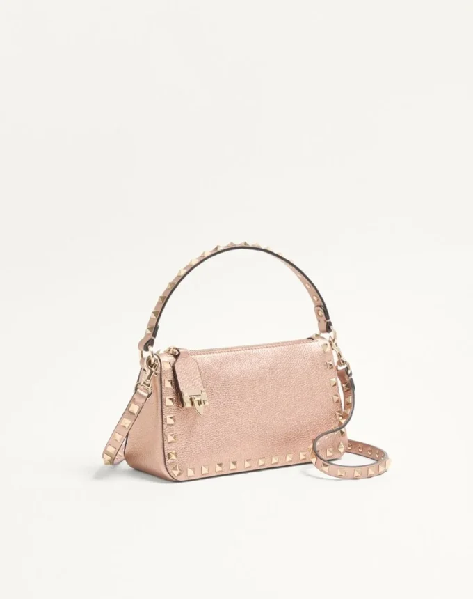 Geantă mică de umăr Valentino Garavani Rockstud din piele de vițel granulată laminată Geantă mică de umăr Valentino Garavani Rockstud din piele de vițel granulată laminată