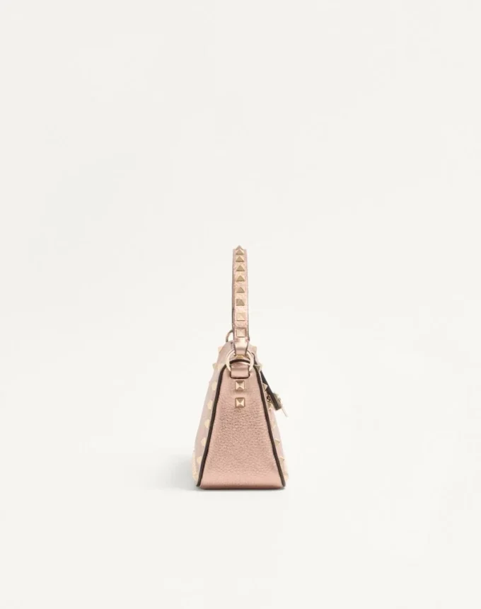 Geantă mică de umăr Valentino Garavani Rockstud din piele de vițel granulată laminată Geantă mică de umăr Valentino Garavani Rockstud din piele de vițel granulată laminată