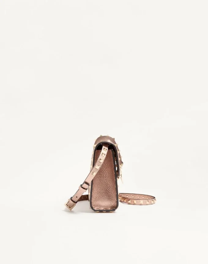 Geantă mică de umăr Valentino Garavani Rockstud din piele de vițel granulată laminată Geantă mică de umăr Valentino Garavani Rockstud din piele de vițel granulată laminată