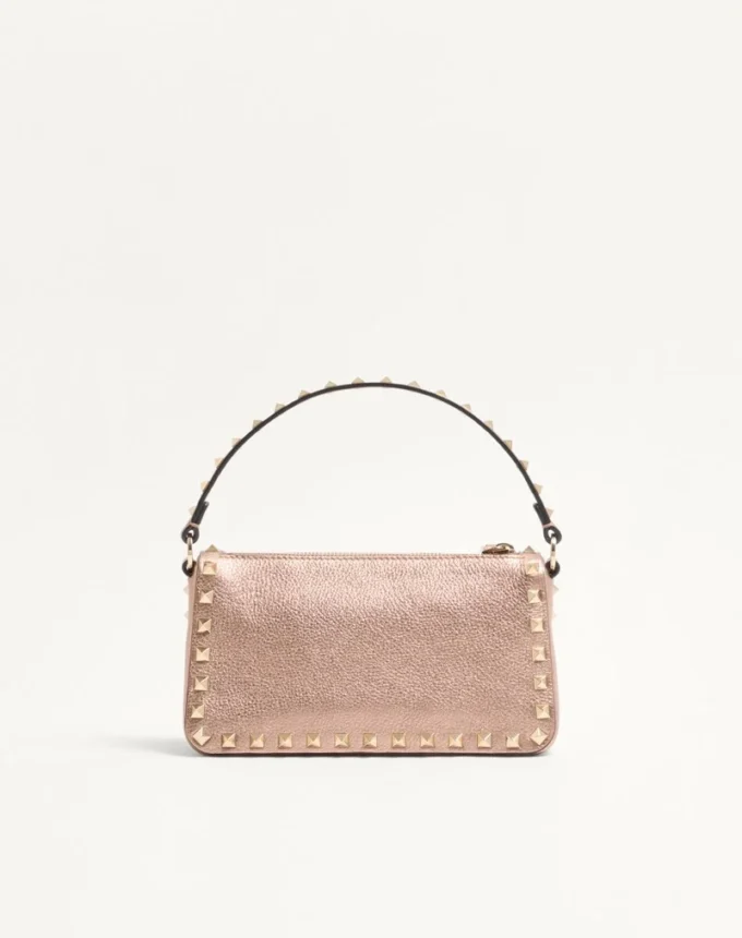 Geantă mică de umăr Valentino Garavani Rockstud din piele de vițel granulată laminată Geantă mică de umăr Valentino Garavani Rockstud din piele de vițel granulată laminată
