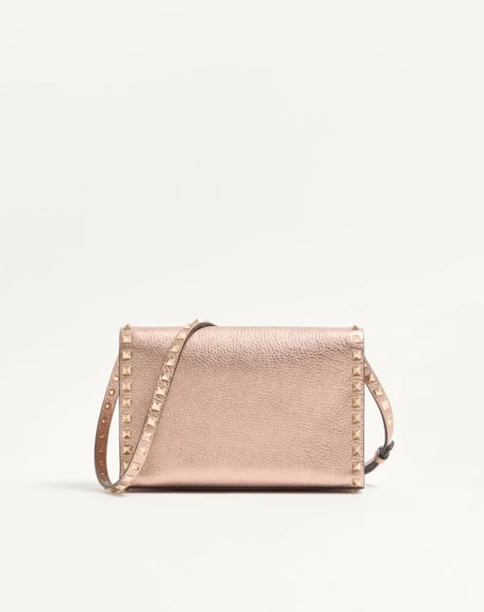 Geantă mică de umăr Valentino Garavani Rockstud din piele de vițel granulată laminată Geantă mică de umăr Valentino Garavani Rockstud din piele de vițel granulată laminată