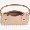 Geantă mică de umăr Valentino Garavani Rockstud din piele de vițel granulată laminată Geantă mică de umăr Valentino Garavani Rockstud din piele de vițel granulată laminată