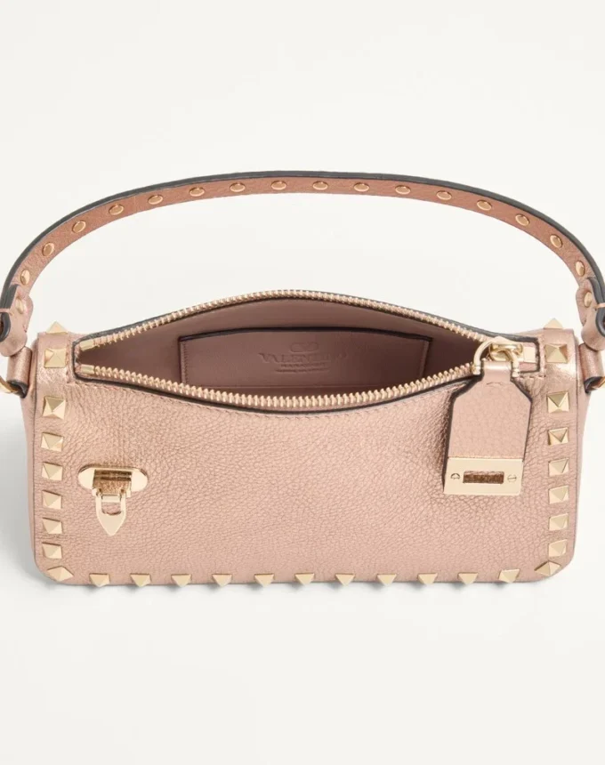 Geantă mică de umăr Valentino Garavani Rockstud din piele de vițel granulată laminată Geantă mică de umăr Valentino Garavani Rockstud din piele de vițel granulată laminată