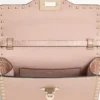 Geantă mică de umăr Valentino Garavani Rockstud din piele de vițel granulată laminată Geantă mică de umăr Valentino Garavani Rockstud din piele de vițel granulată laminată
