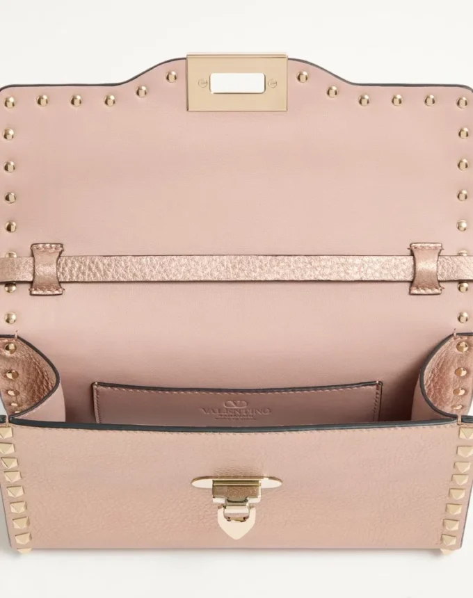 Geantă mică de umăr Valentino Garavani Rockstud din piele de vițel granulată laminată Geantă mică de umăr Valentino Garavani Rockstud din piele de vițel granulată laminată