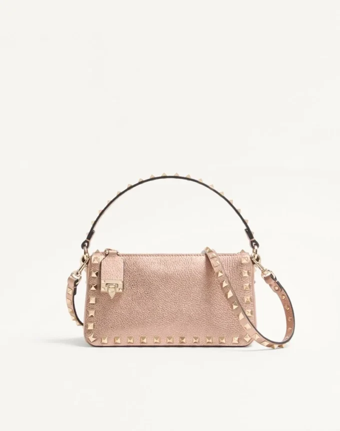 Geantă mică de umăr Valentino Garavani Rockstud din piele de vițel granulată laminată Geantă mică de umăr Valentino Garavani Rockstud din piele de vițel granulată laminată