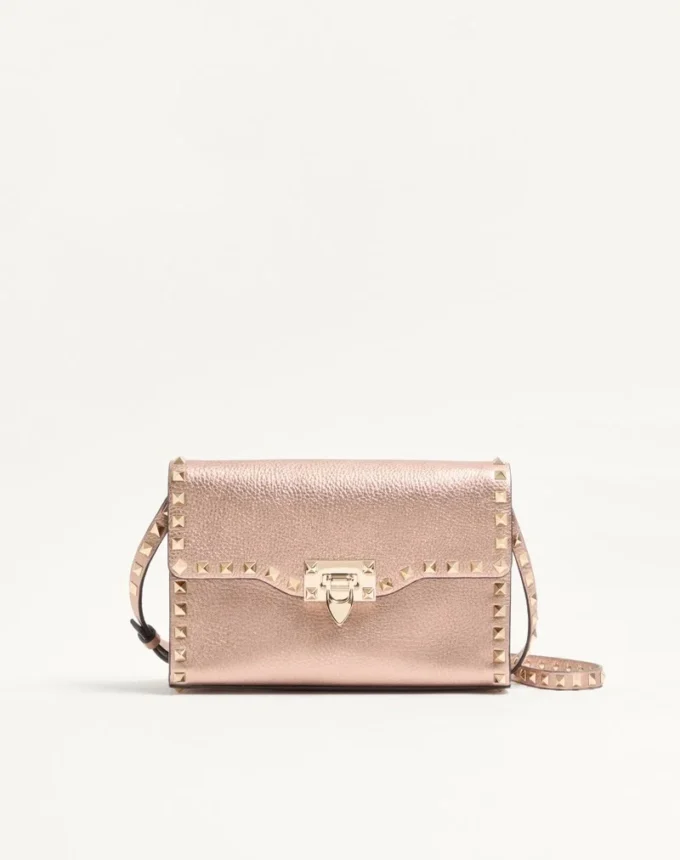 Geantă mică de umăr Valentino Garavani Rockstud din piele de vițel granulată laminată Geantă mică de umăr Valentino Garavani Rockstud din piele de vițel granulată laminată