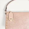 Geantă mică de umăr Valentino Garavani Rockstud din piele de vițel granulată laminată Geantă mică de umăr Valentino Garavani Rockstud din piele de vițel granulată laminată