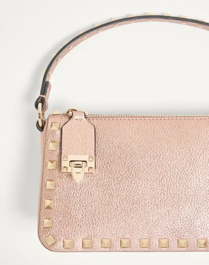 Geantă mică de umăr Valentino Garavani Rockstud din piele de vițel granulată laminată Geantă mică de umăr Valentino Garavani Rockstud din piele de vițel granulată laminată