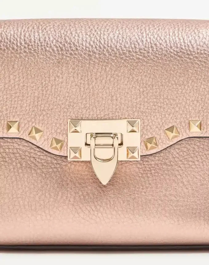 Geantă mică de umăr Valentino Garavani Rockstud din piele de vițel granulată laminată Geantă mică de umăr Valentino Garavani Rockstud din piele de vițel granulată laminată