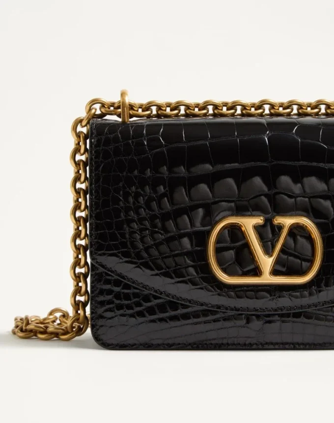 Geantă mică de umăr Valentino Garavani Vain din piele de crocodil Geantă mică de umăr Valentino Garavani Vain din piele de crocodil