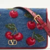 Geantă mini de umăr din denim cu broderie Cherryfic și sigla VLogo Geantă mini de umăr din denim cu broderie Cherryfic și sigla VLogo
