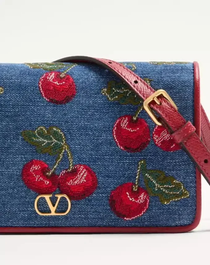 Geantă mini de umăr din denim cu broderie Cherryfic și sigla VLogo Geantă mini de umăr din denim cu broderie Cherryfic și sigla VLogo