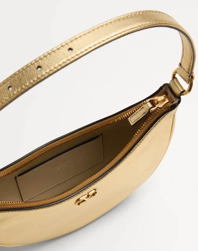 Geantă mini hobo Vlogo Signature din piele de vițel laminată cu textură granulată Geantă mini hobo Vlogo Signature din piele de vițel laminată cu textură granulată