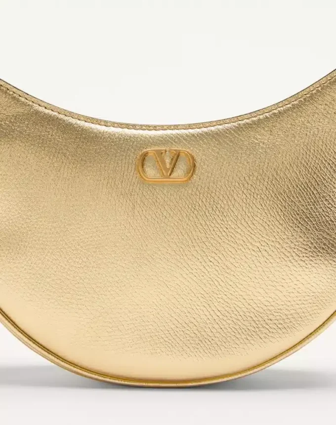 Geantă mini hobo Vlogo Signature din piele de vițel laminată cu textură granulată Geantă mini hobo Vlogo Signature din piele de vițel laminată cu textură granulată