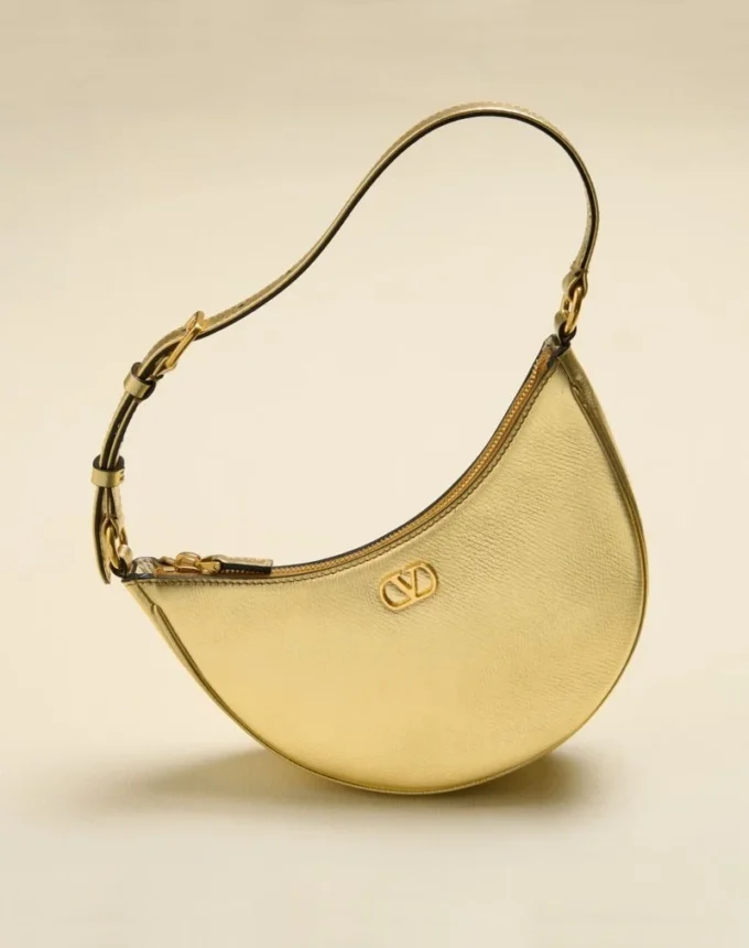 Geantă mini hobo Vlogo Signature din piele de vițel laminată cu textură granulată Geantă mini hobo Vlogo Signature din piele de vițel laminată cu textură granulată