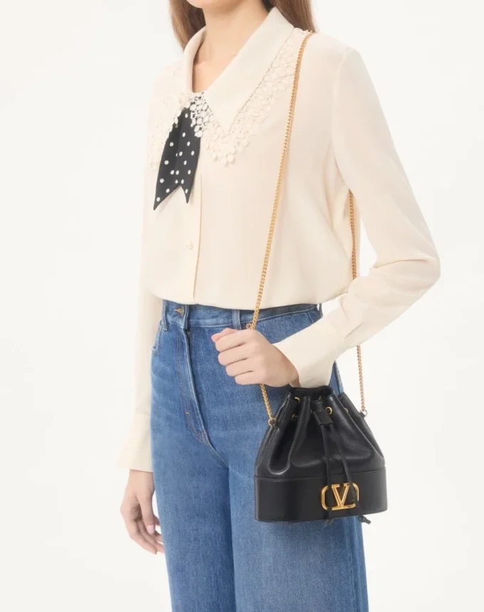 Geantă mini tip sac din piele nappa cu lanț cu logo Geantă mini tip sac din piele nappa cu lanț cu logo