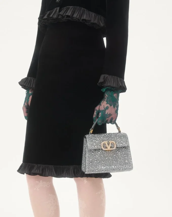 Geantă mini Valentino Garavani Vsling cu strasuri și logo bijuterie Geantă mini Valentino Garavani Vsling cu strasuri și logo bijuterie