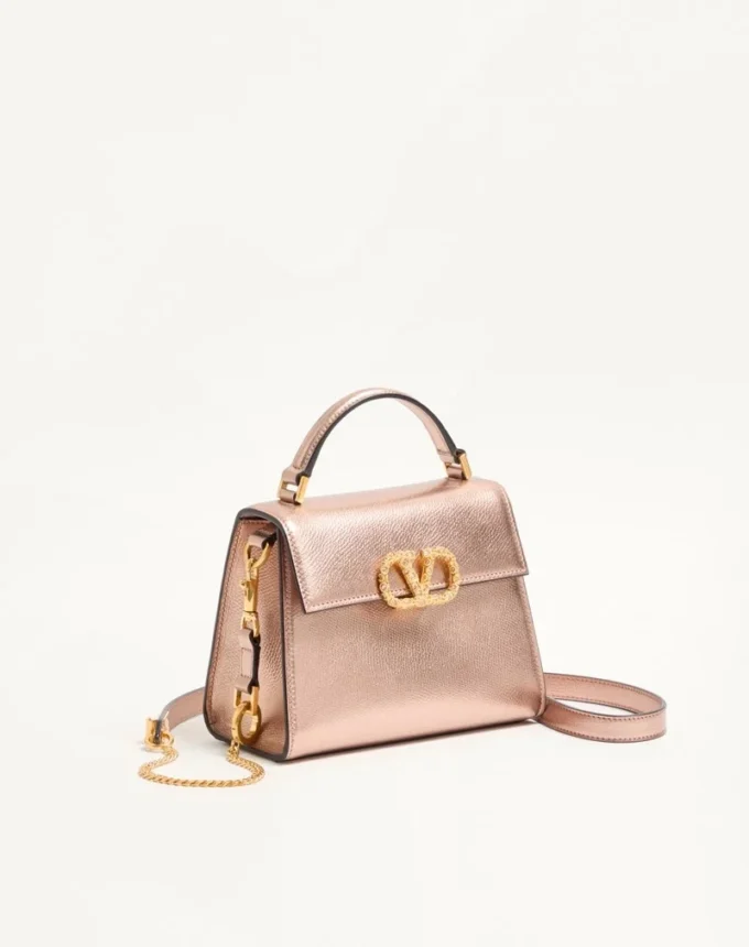 Geantă mini Valentino Garavani Vsling din piele de vițel laminată cu logo bijuterie Geantă mini Valentino Garavani Vsling din piele de vițel laminată cu logo bijuterie