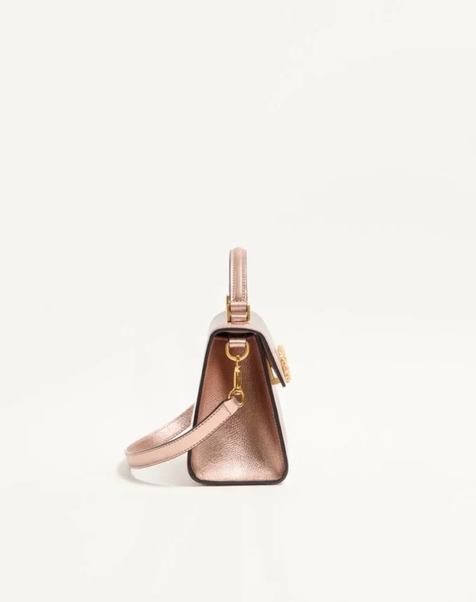 Geantă mini Valentino Garavani Vsling din piele de vițel laminată cu logo bijuterie Geantă mini Valentino Garavani Vsling din piele de vițel laminată cu logo bijuterie