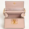 Geantă mini Valentino Garavani Vsling din piele de vițel laminată cu logo bijuterie Geantă mini Valentino Garavani Vsling din piele de vițel laminată cu logo bijuterie