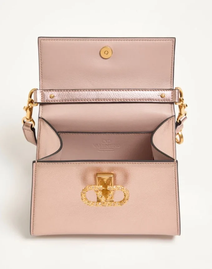 Geantă mini Valentino Garavani Vsling din piele de vițel laminată cu logo bijuterie Geantă mini Valentino Garavani Vsling din piele de vițel laminată cu logo bijuterie