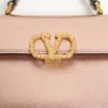 Geantă mini Valentino Garavani Vsling din piele de vițel laminată cu logo bijuterie Geantă mini Valentino Garavani Vsling din piele de vițel laminată cu logo bijuterie