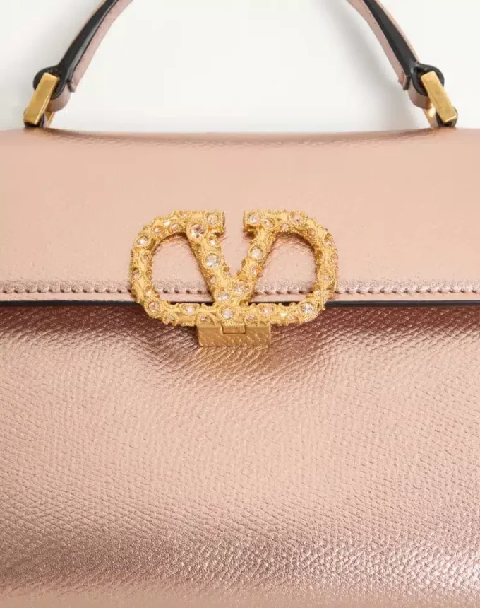 Geantă mini Valentino Garavani Vsling din piele de vițel laminată cu logo bijuterie Geantă mini Valentino Garavani Vsling din piele de vițel laminată cu logo bijuterie