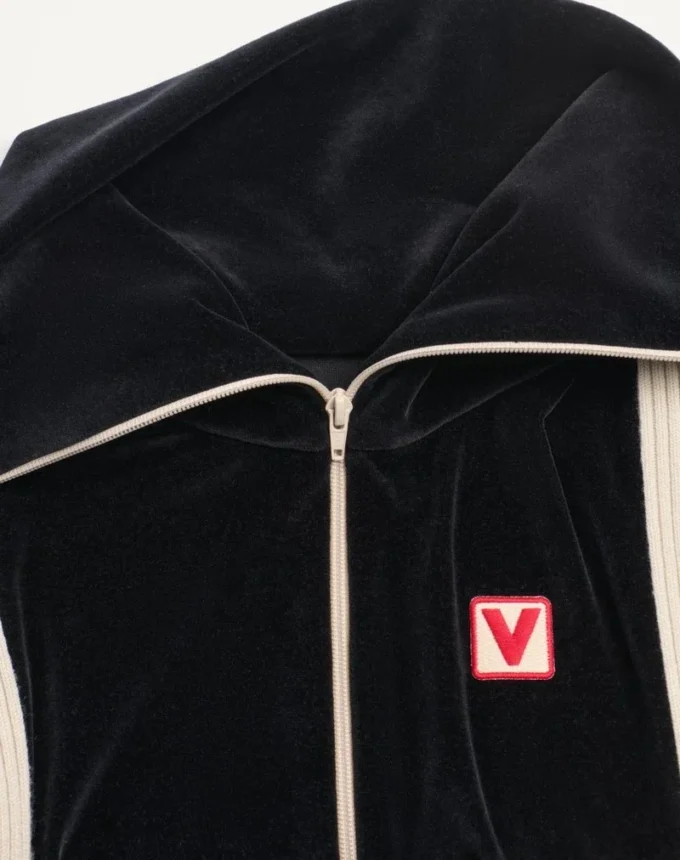 Hanorac cu guler înalt din chenilă Chez Valentino, cu fermoar și patch Hanorac cu guler înalt din chenilă Chez Valentino, cu fermoar și patch