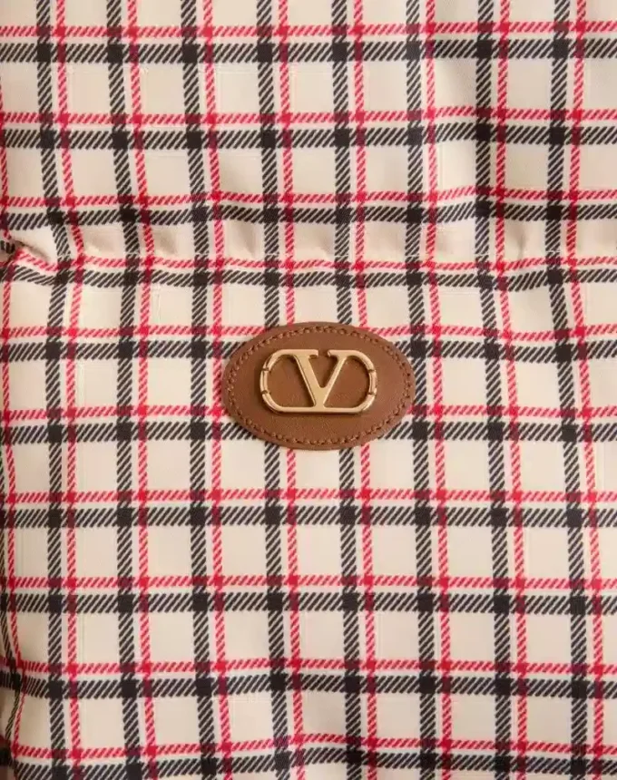 Jacheta din nailon cu glugă și patch VLogo Jacheta din nailon cu glugă și patch VLogo